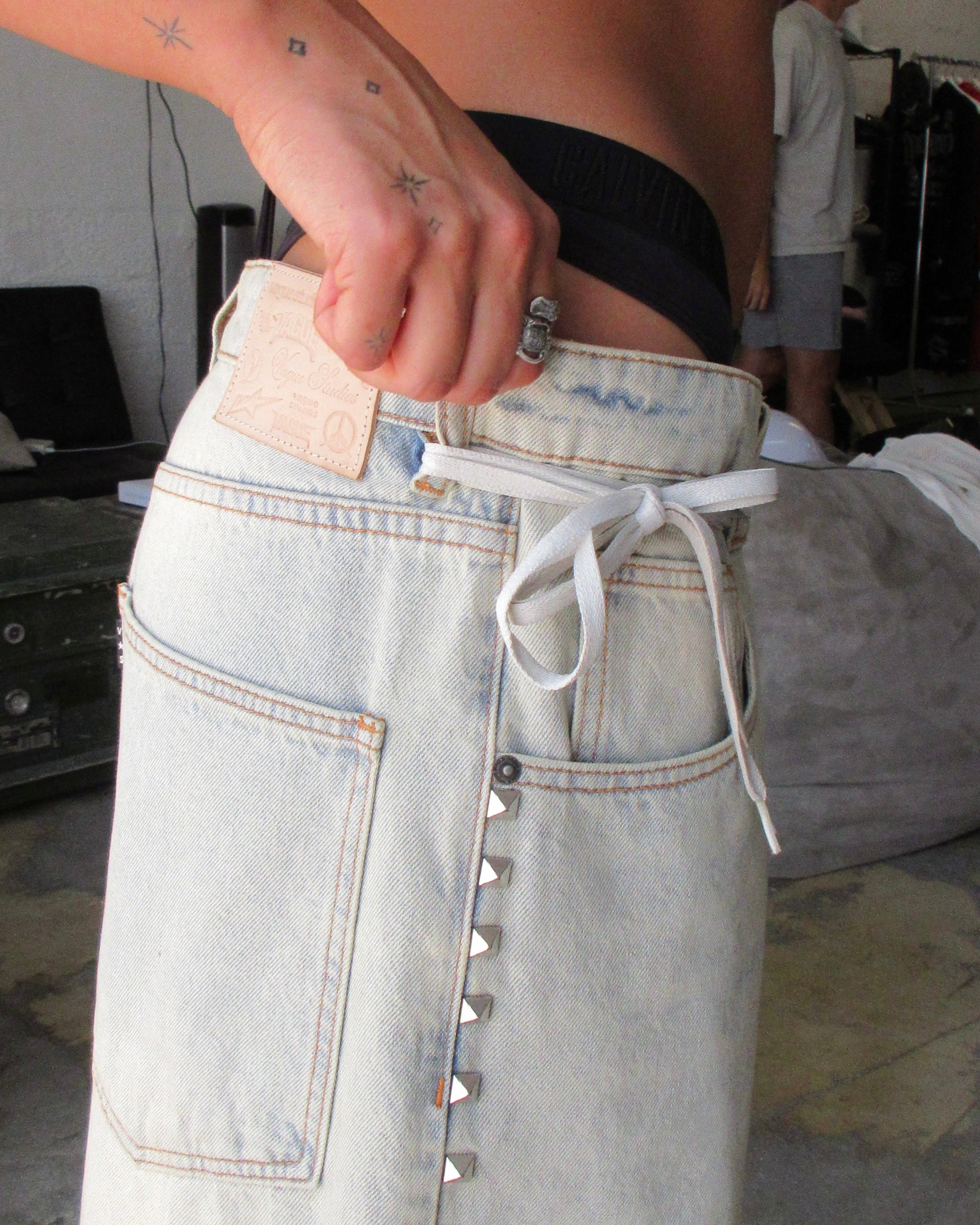 '85 STUDDED JORTS [LIGHT WASH]