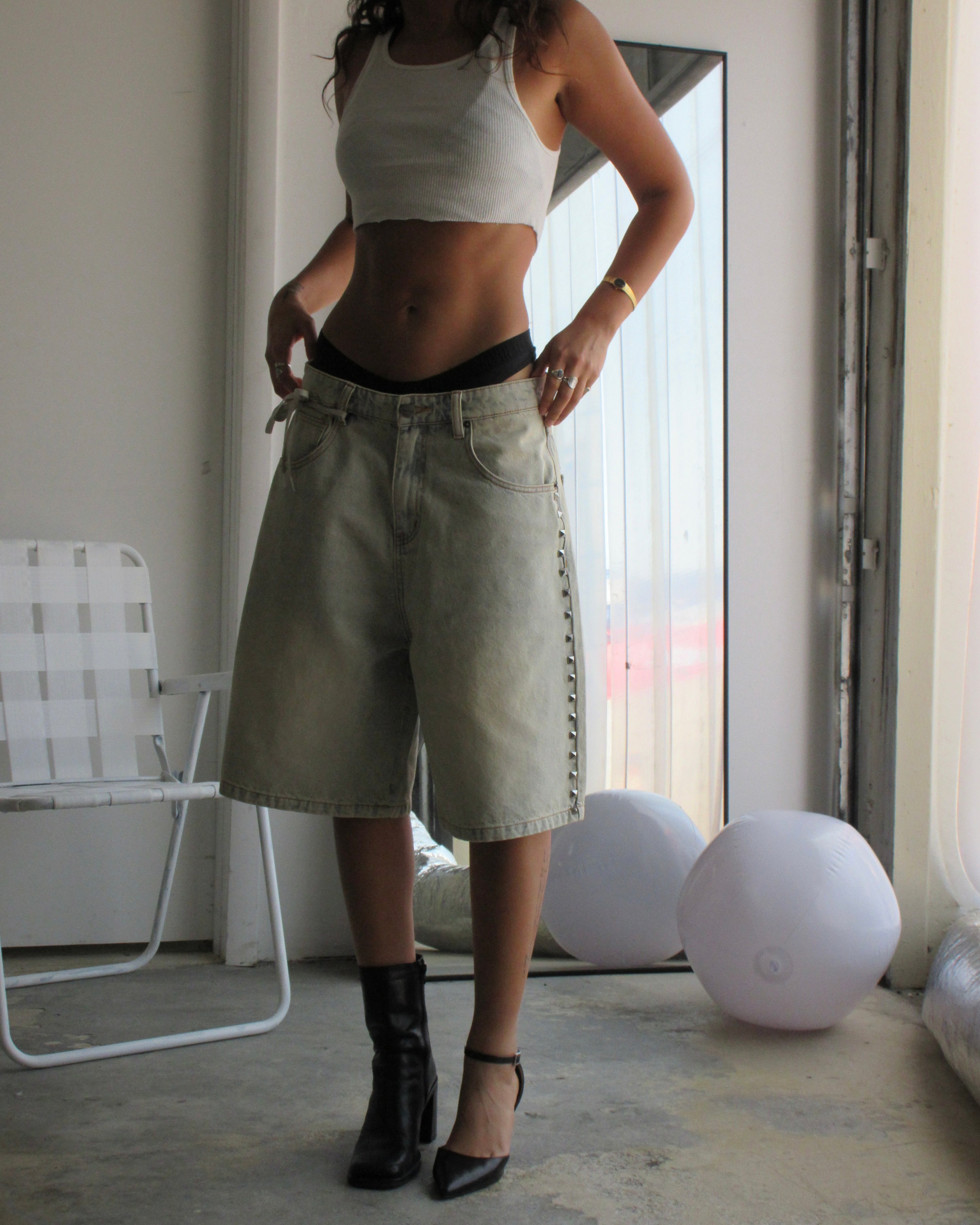 '85 STUDDED JORTS [LIGHT WASH]
