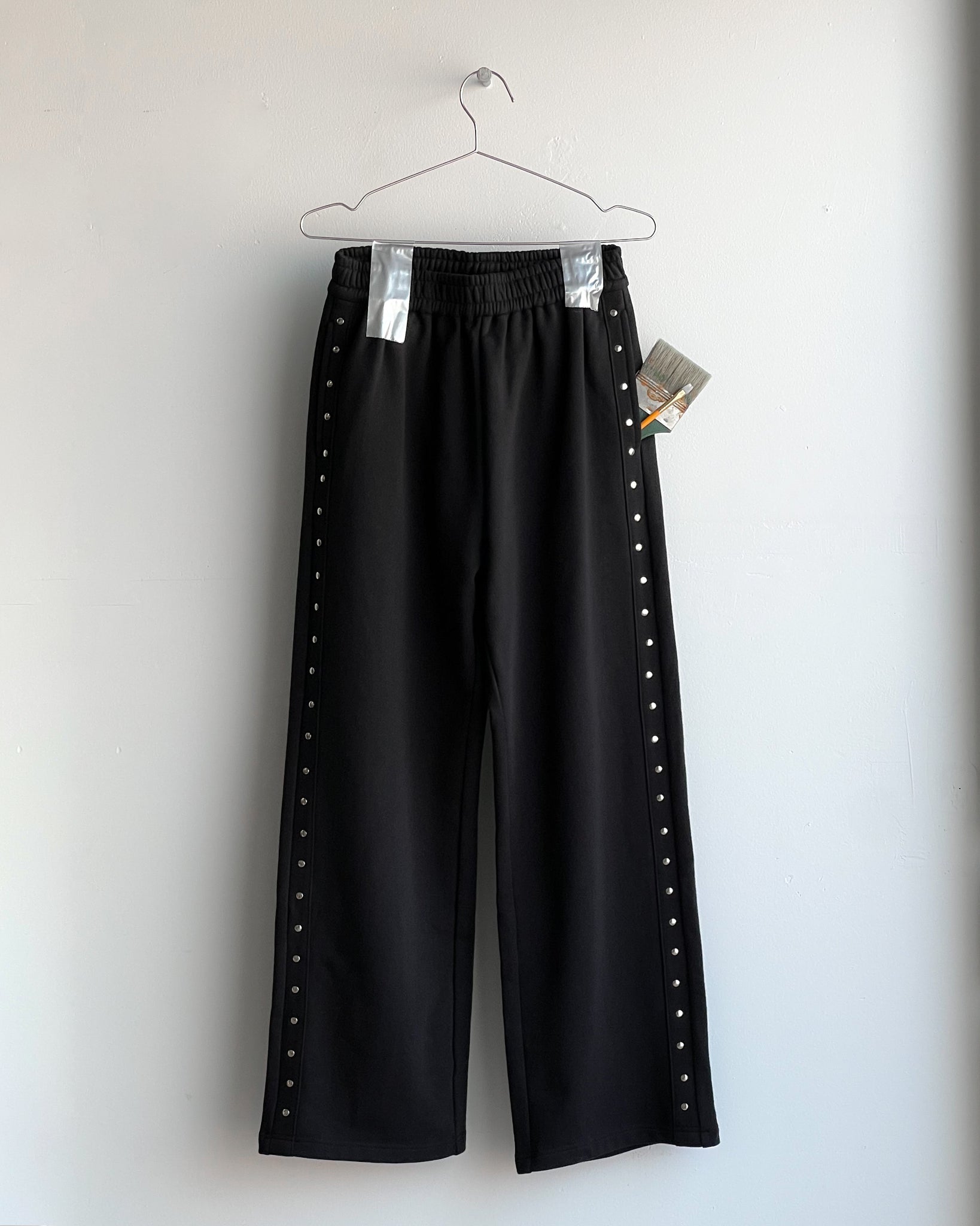 BORE STUDDED SWEATPANTS [BLACK]