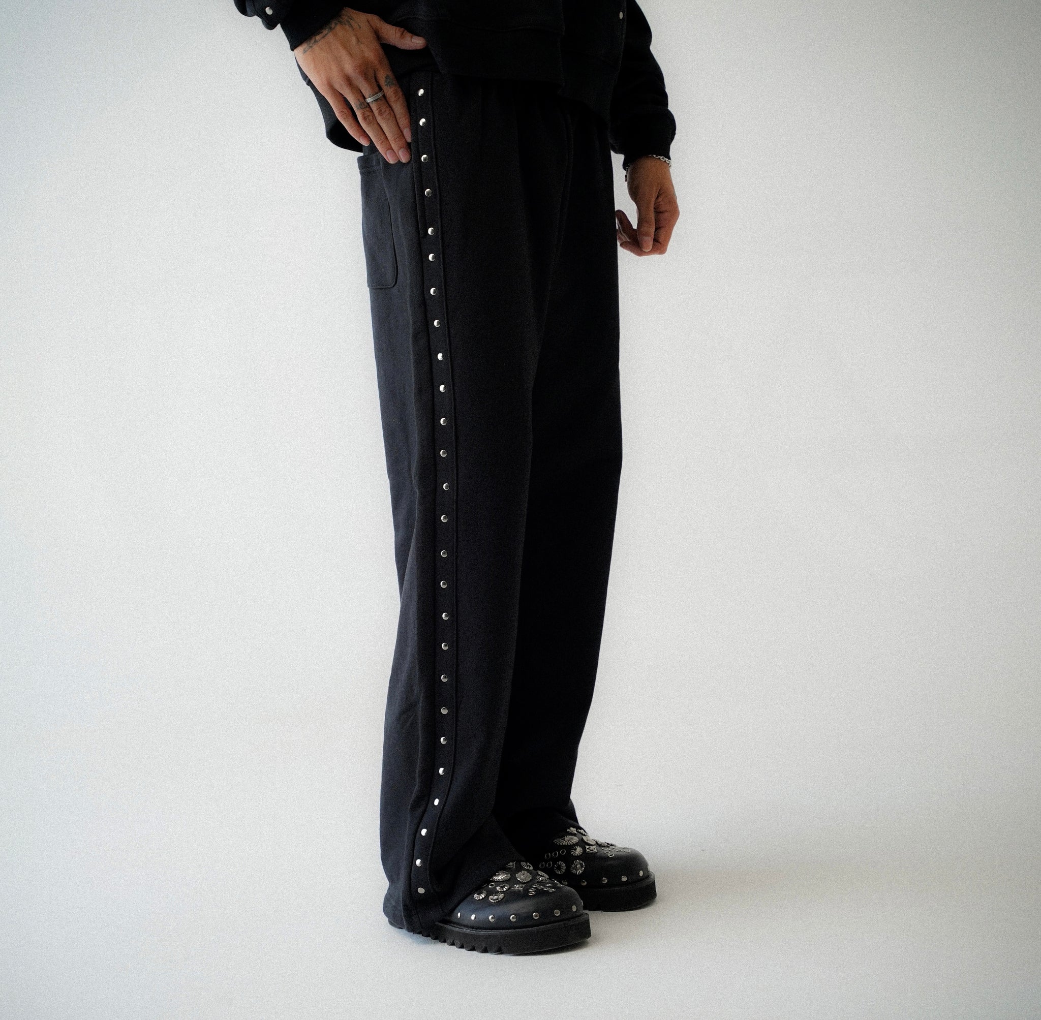 BORE STUDDED SWEATPANTS [BLACK]