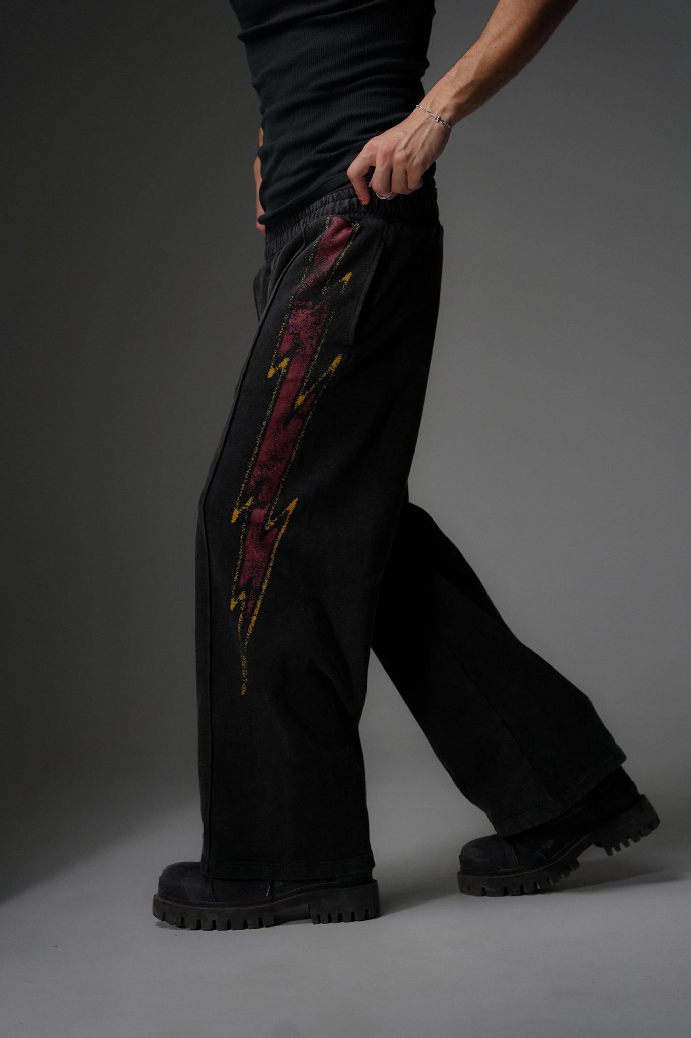 STRIKE SWEATPANTS [VINTAGE BLACK]