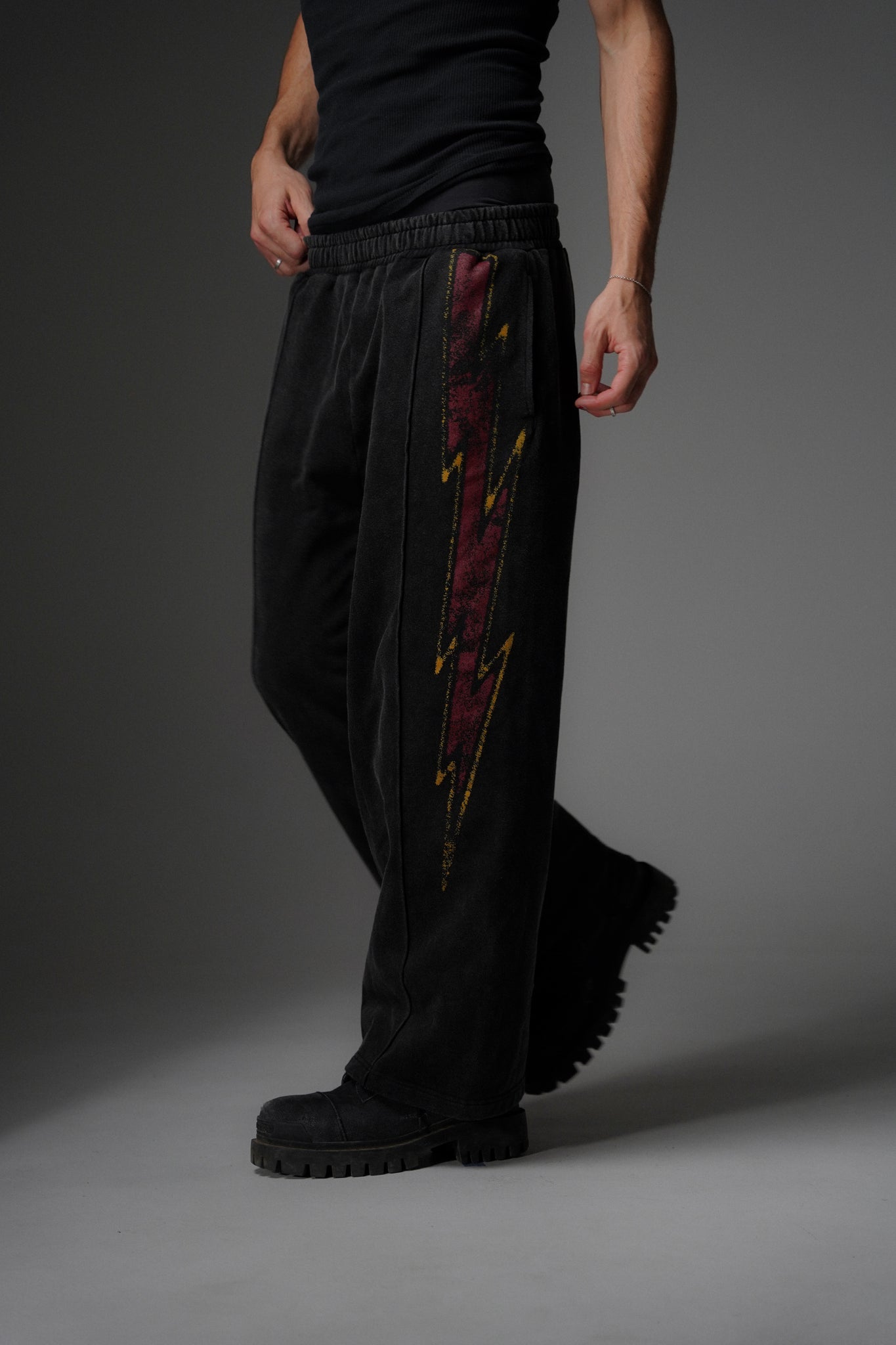 STRIKE SWEATPANTS [VINTAGE BLACK]