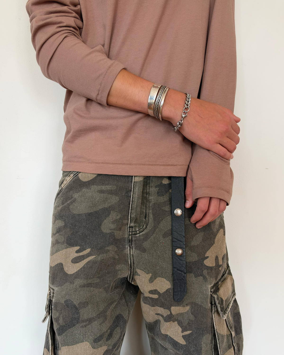 LOWERCASE V-NECK [TAUPE]