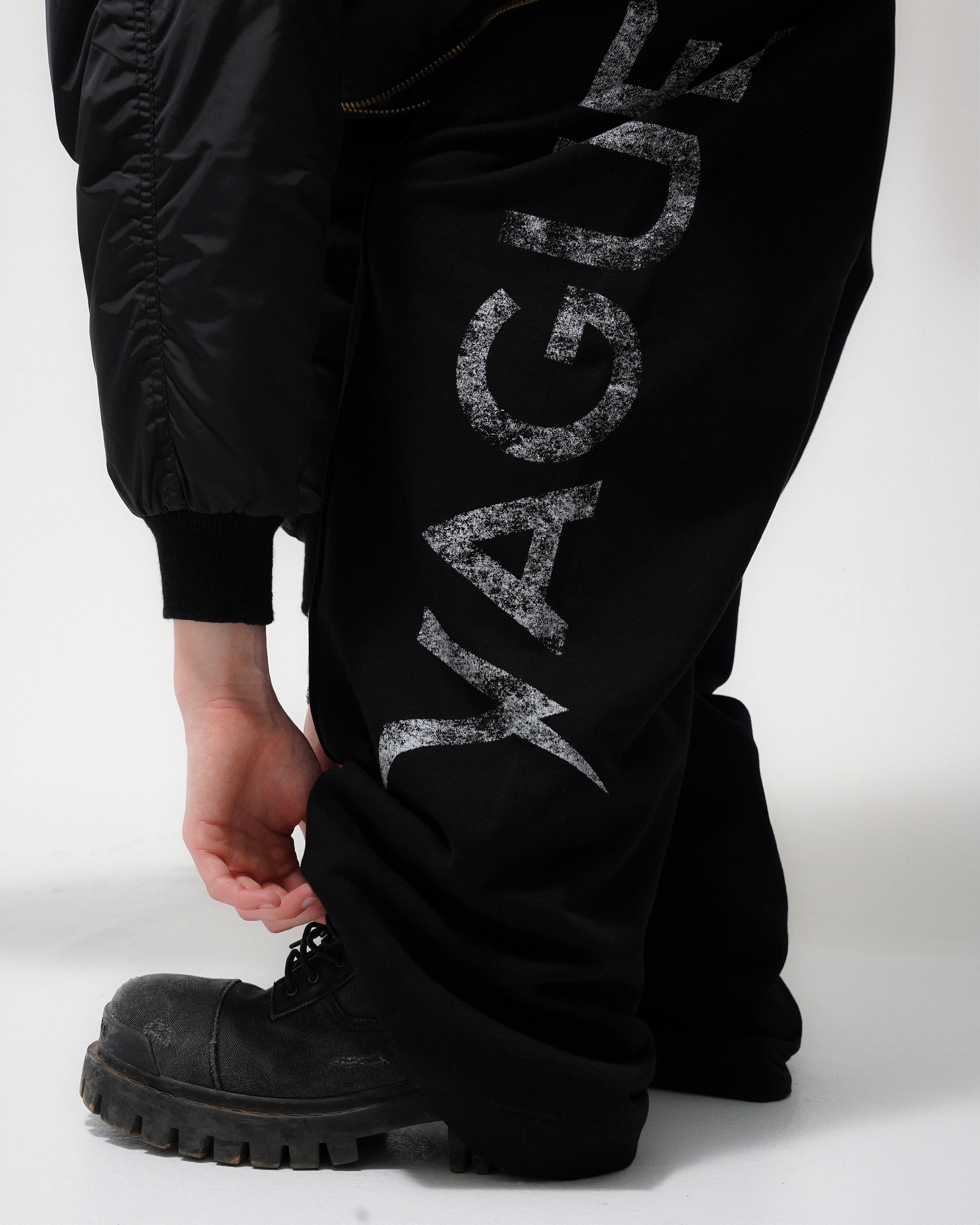 PLEATED LOGO SWEATPANTS [BLACK] – VAGUE Studios