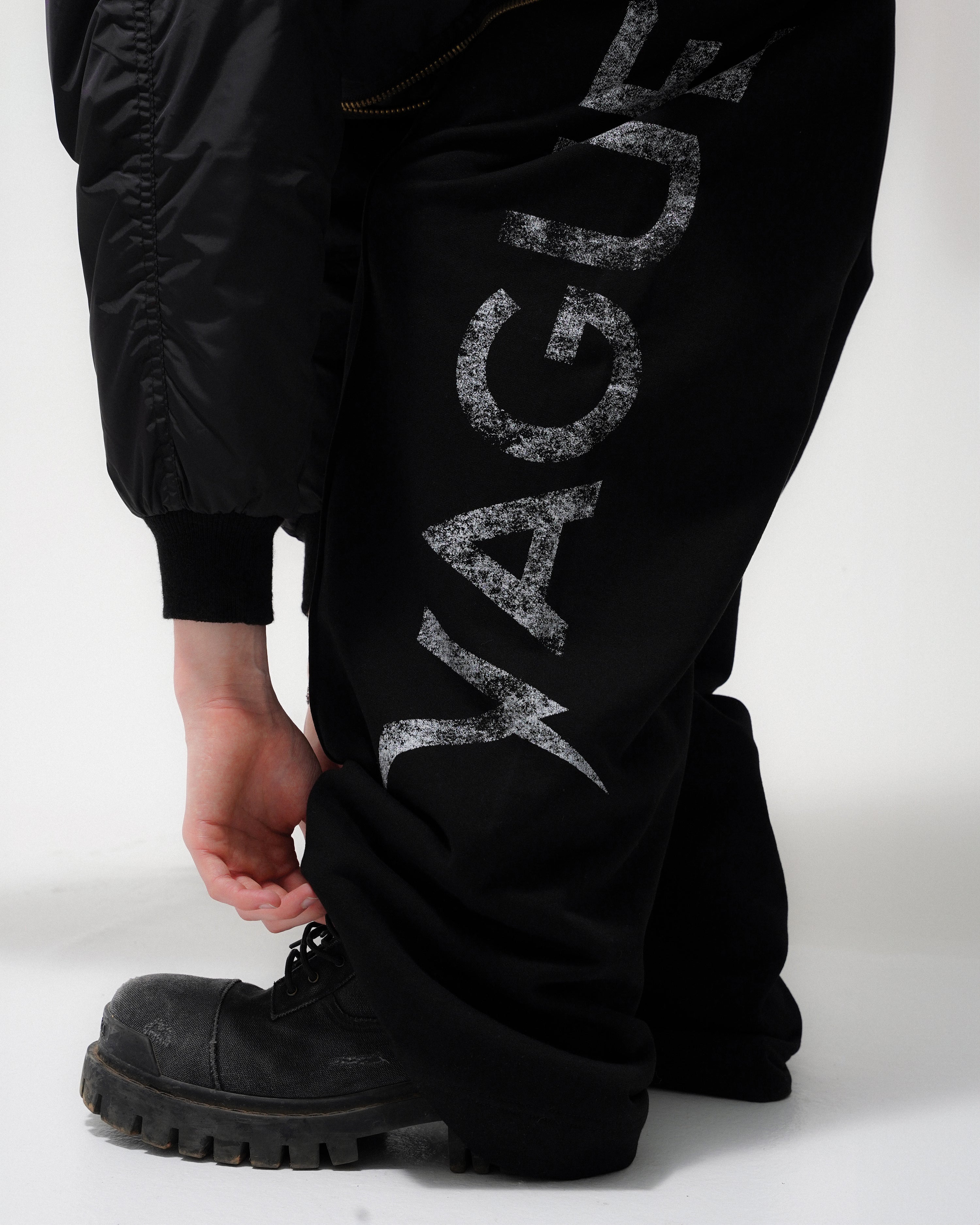 PLEATED LOGO SWEATPANTS [BLACK]