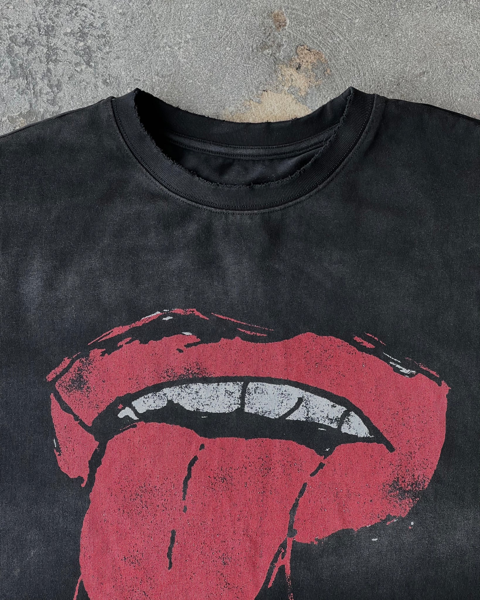 TONGUE TEE [FADED BLACK]