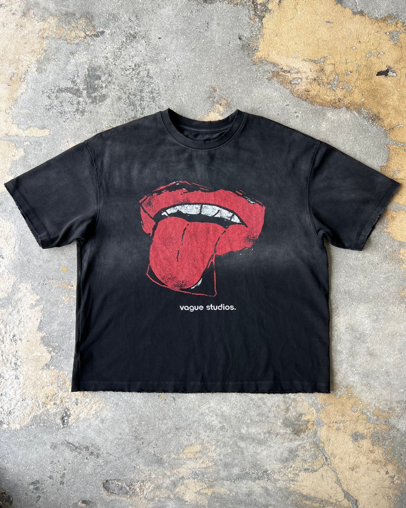 TONGUE TEE [FADED BLACK]