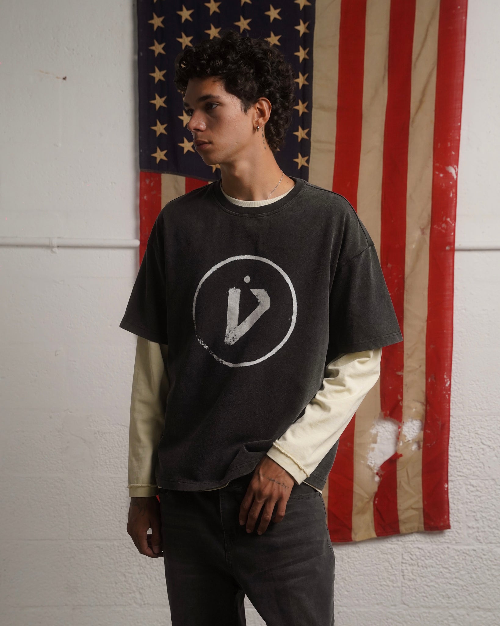 ALT-V TEE [VINTAGE BLACK]