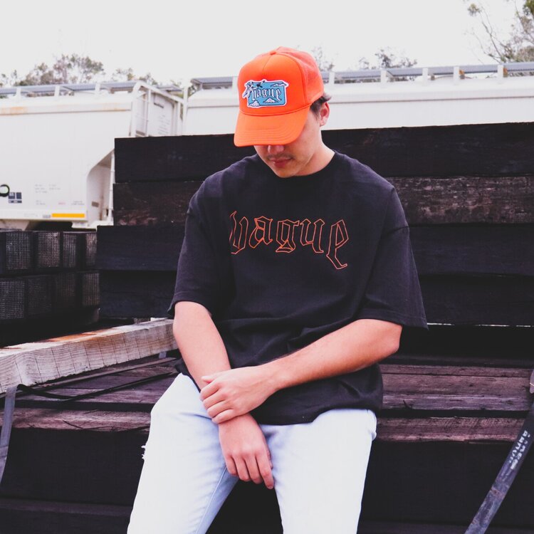 ORANGE LOGO TEE [BLACK]